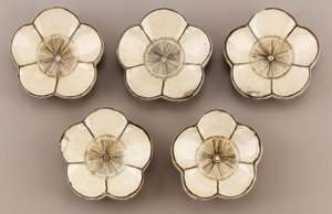 梅の形をしたソーサー、京都、京都府、江戸時代（陶） 作： Taizan Yohei
